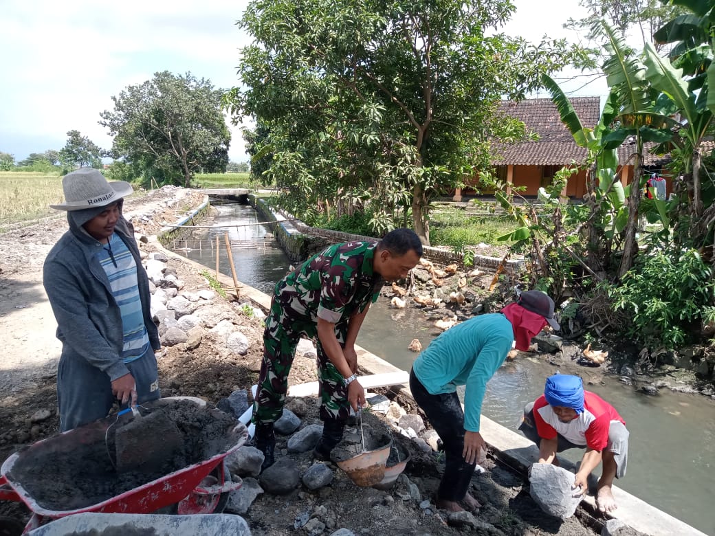 Wujudkan Kemanunggalan TNI dan Rakyat, Babinsa Wonosari Bantu Buat Talud Jalan