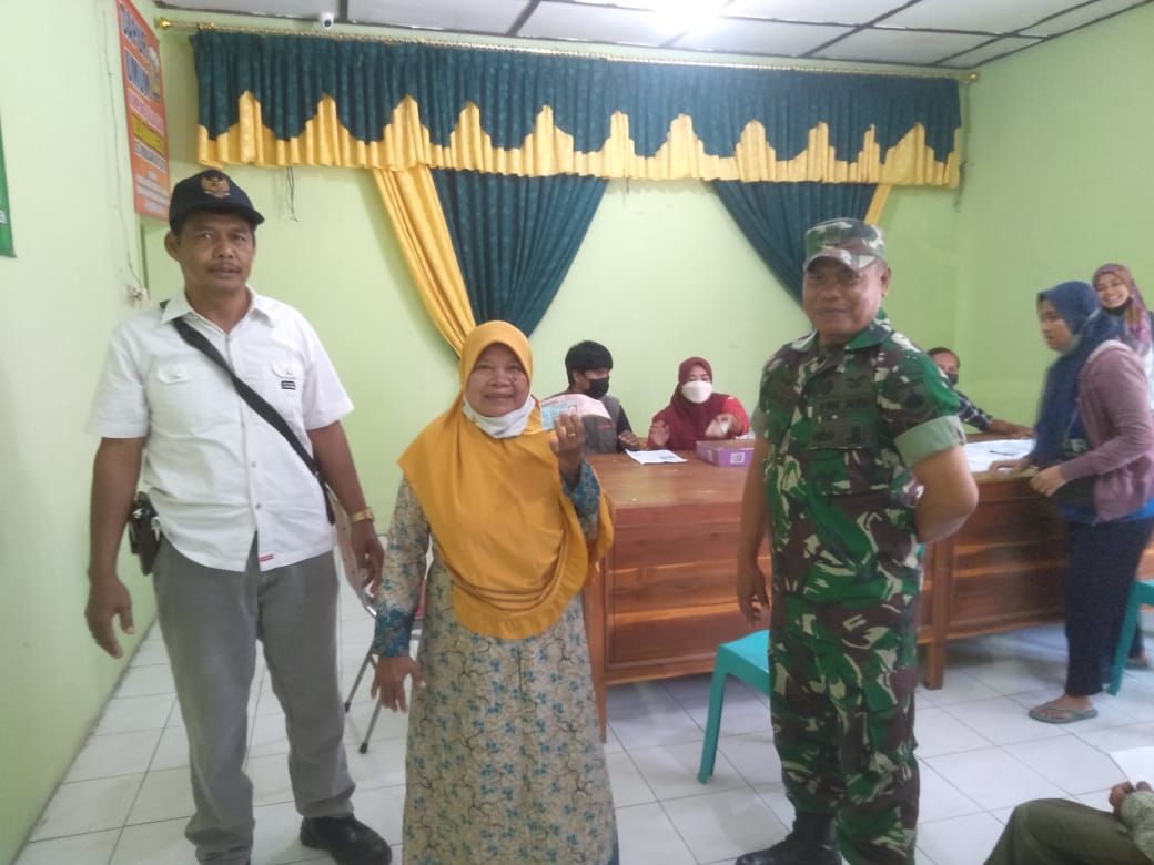 Babinsa Wonosari Monitoring Penyaluran BLT Desa Wadunggetas