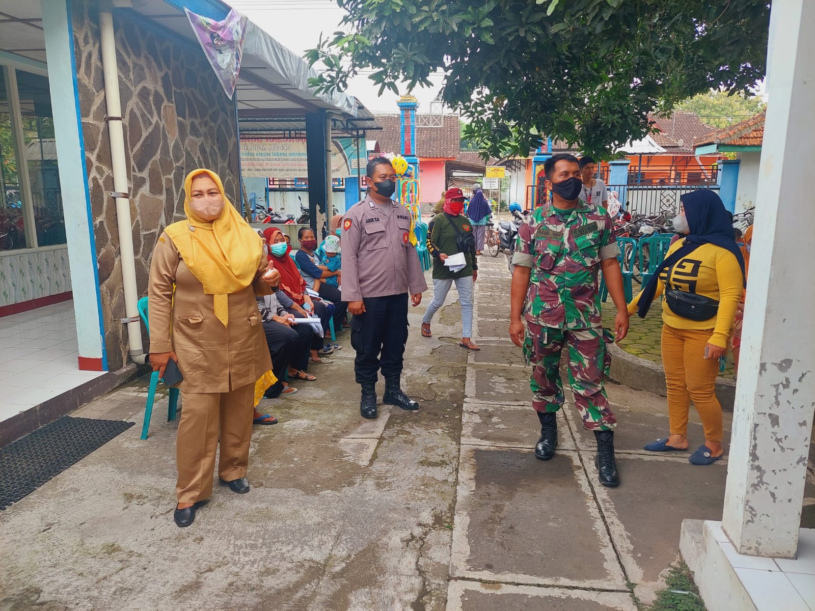 Bati Tuud Koramil 22 Wonosari Bersama Babinsa Monitoring Penyaluran BLT