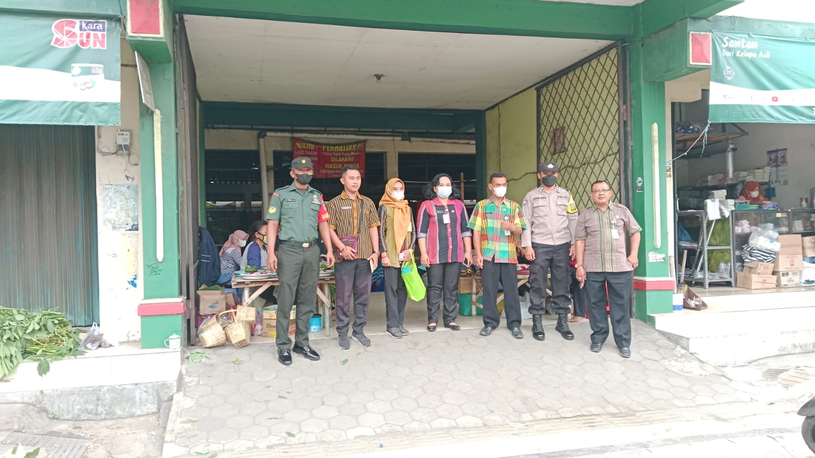 Jelang Nataru, Babinsa Wonosari Sidak Harga Pangan Bersama Muspika