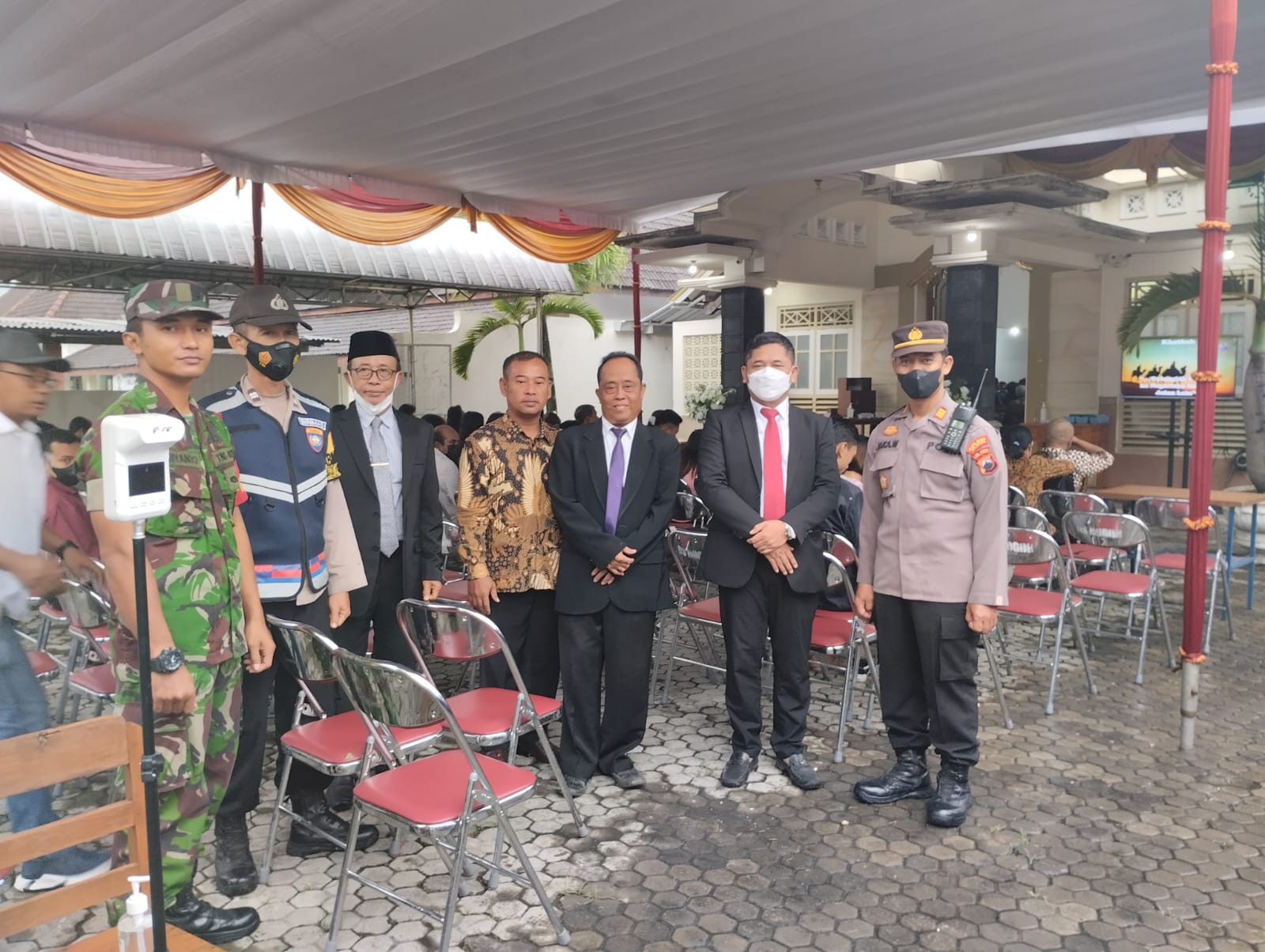 Sinergitas Babinsa dan Bhabinkamtibmas amankan Perayaan Natal Di GKJ Desa Bogor