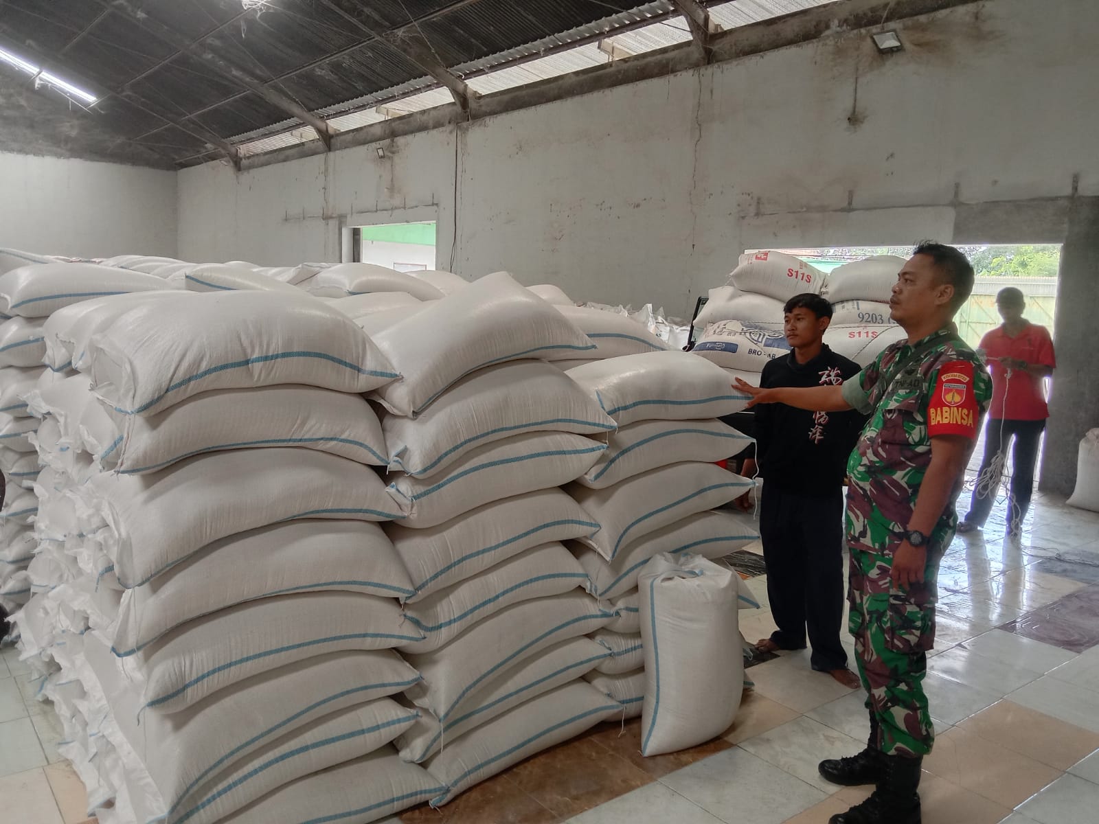 Jaga Ketahanan Pangan, Babinsa Wonosari Cek Gudang Beras Wilayah Binaan