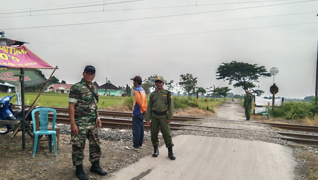 Babinsa Wonosari Cek Perlintasan Kereta Api Tanpa Palang Desa Binaan