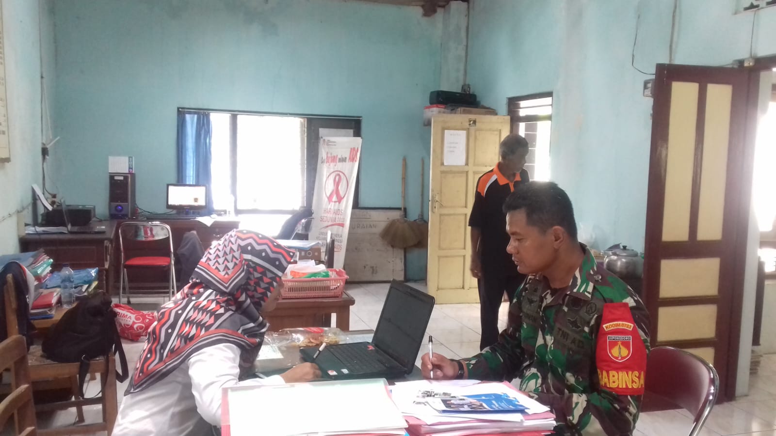 Perbaharui Data Wilayah Babinsa Ceper Datangi Perangkat Desa Kuncen