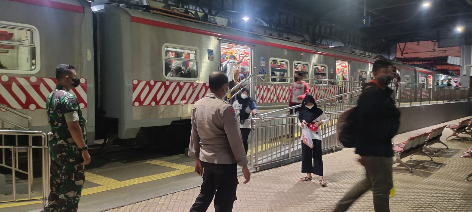 Jaga Keamanan Wilayah, Babinsa Ceper Bersama Bhabinkamtibmas Patroli Stasiun Ceper