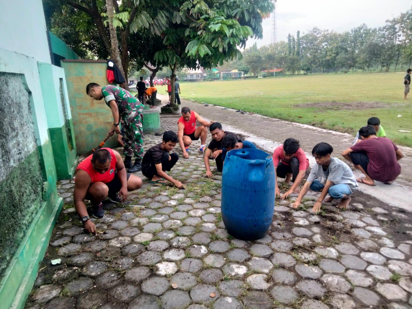 Bersama Santri Ponpes At Ta’awun, Anggota Koramil Wonosari Bersihan Lapangan Bentangan