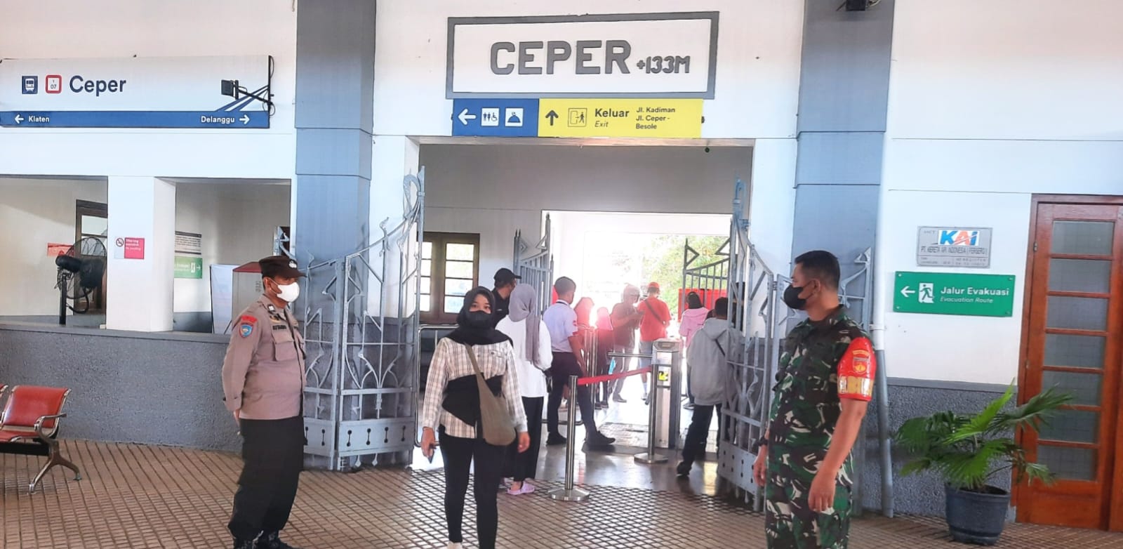 Ciptakan Kondusif, Babinsa Ceper Amankan Stasiun Ceper
