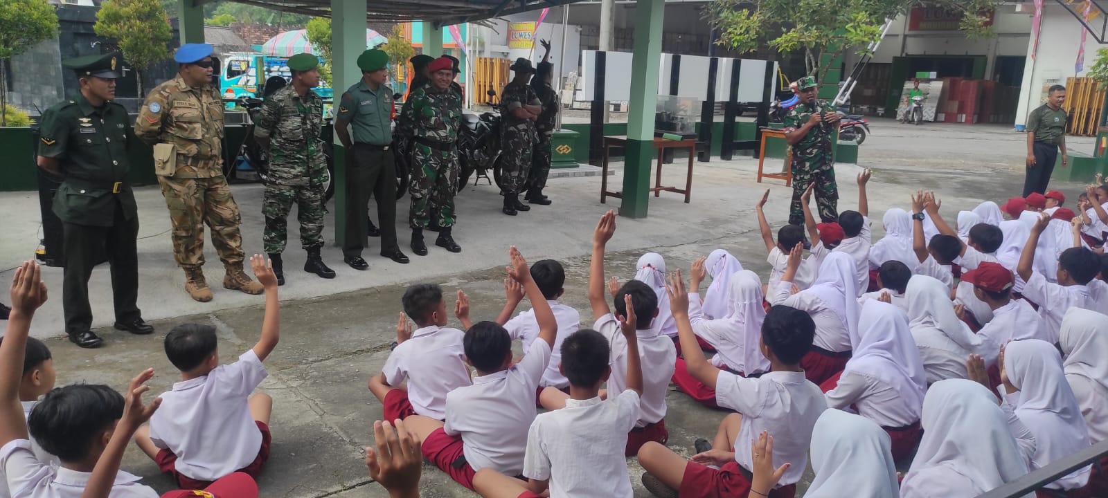Siswa SD Negeri Desa Leses Datangi Koramil 12 Manisrenggo, Ada Apa??