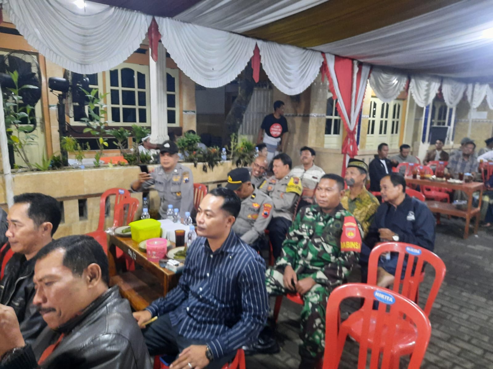 Himbauannya Babinsa Koramil Ceper Saat Pagelaran Wayang Kulit