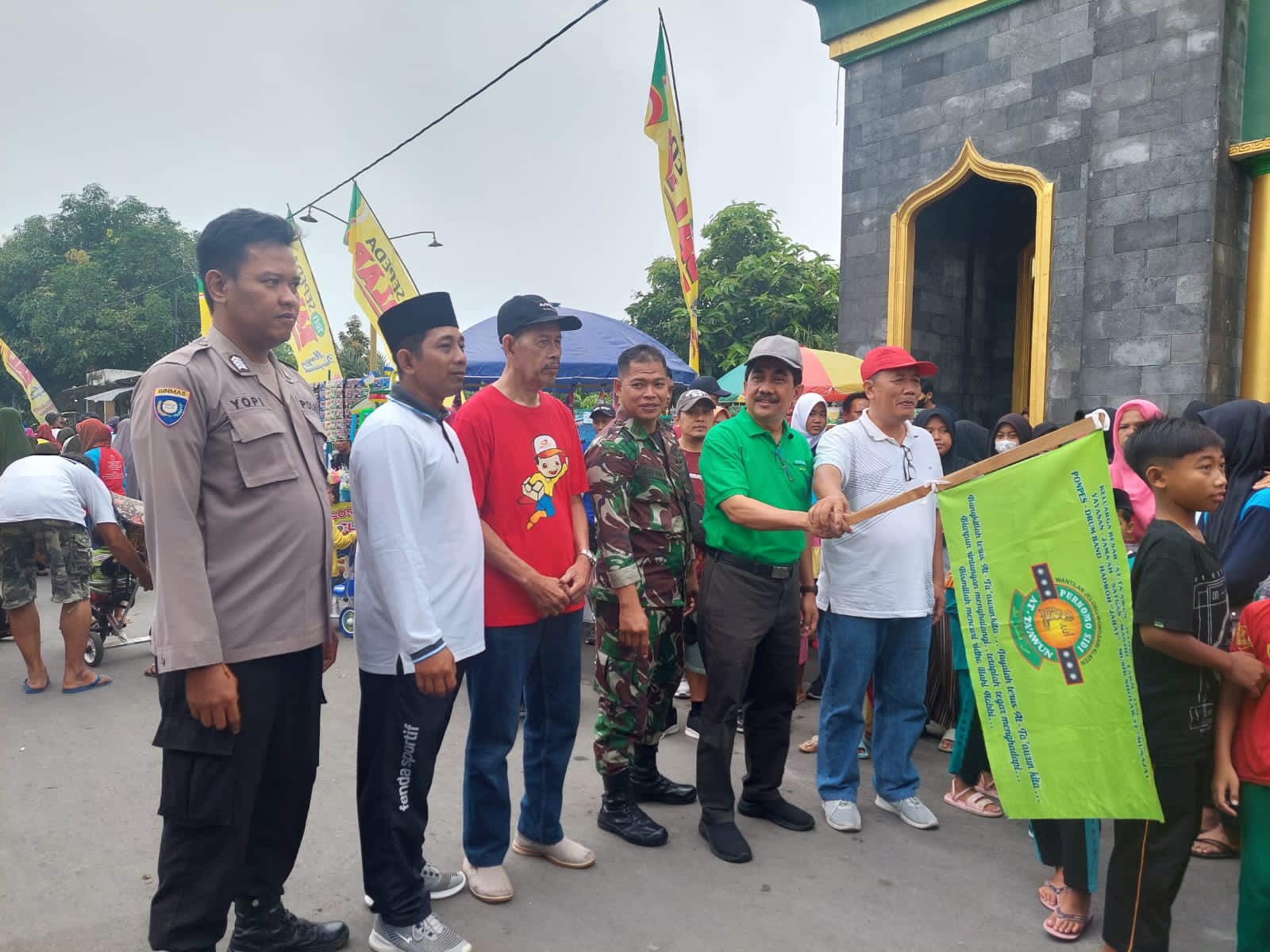 Jaga Kesehatan, Babinsa Wonosari Amankan Gerak Jalan Sehat Warga