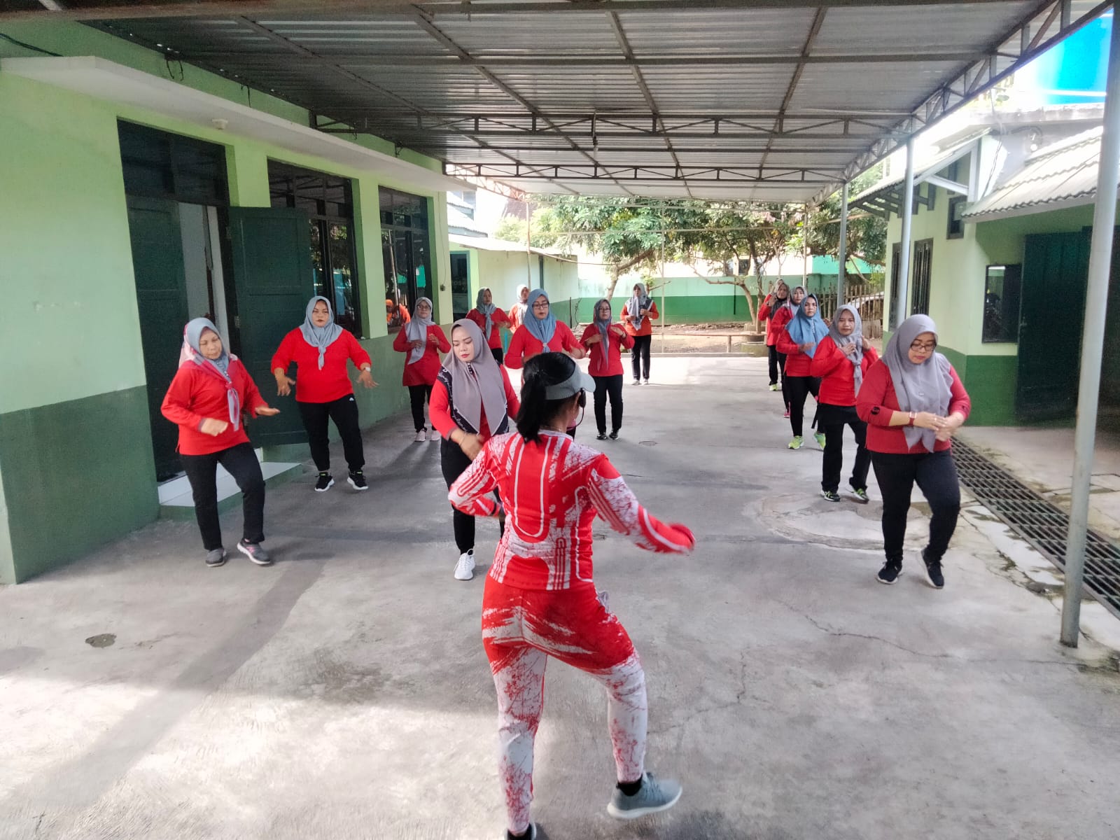 Tingkatkan Jaga Kesehatan, Persit Ranting 23 Koramil Wonosari Gelar Senam Aerobik