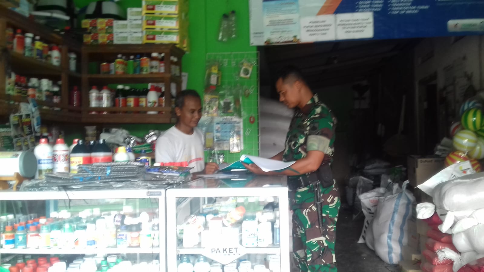 Babinsa Ceper Cek Ketersediaan Pupuk Subsidi