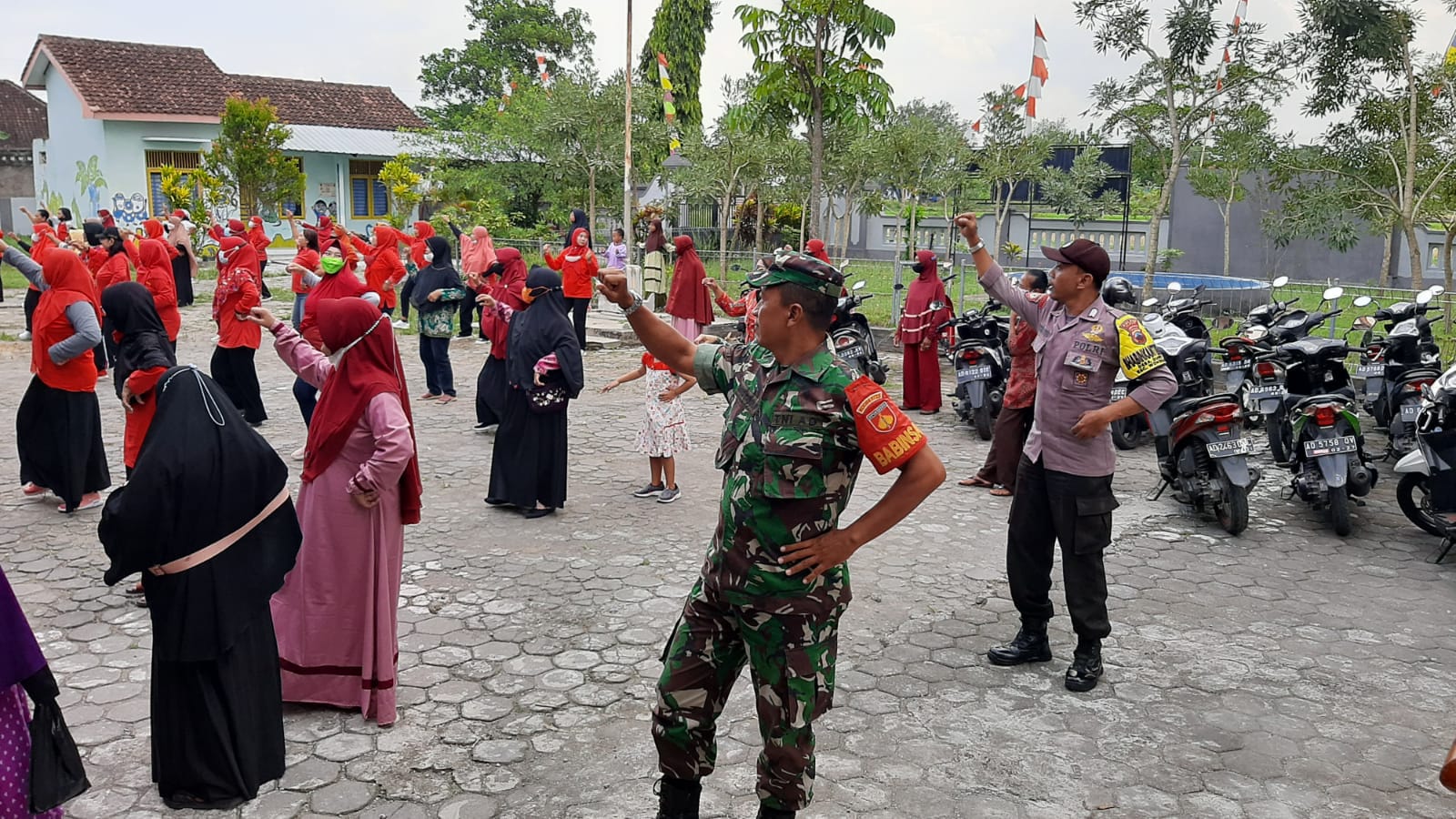 Himbaunya Babinsa Ceper Saat Hadiri Senam Pagi PKK Desa Bentangan