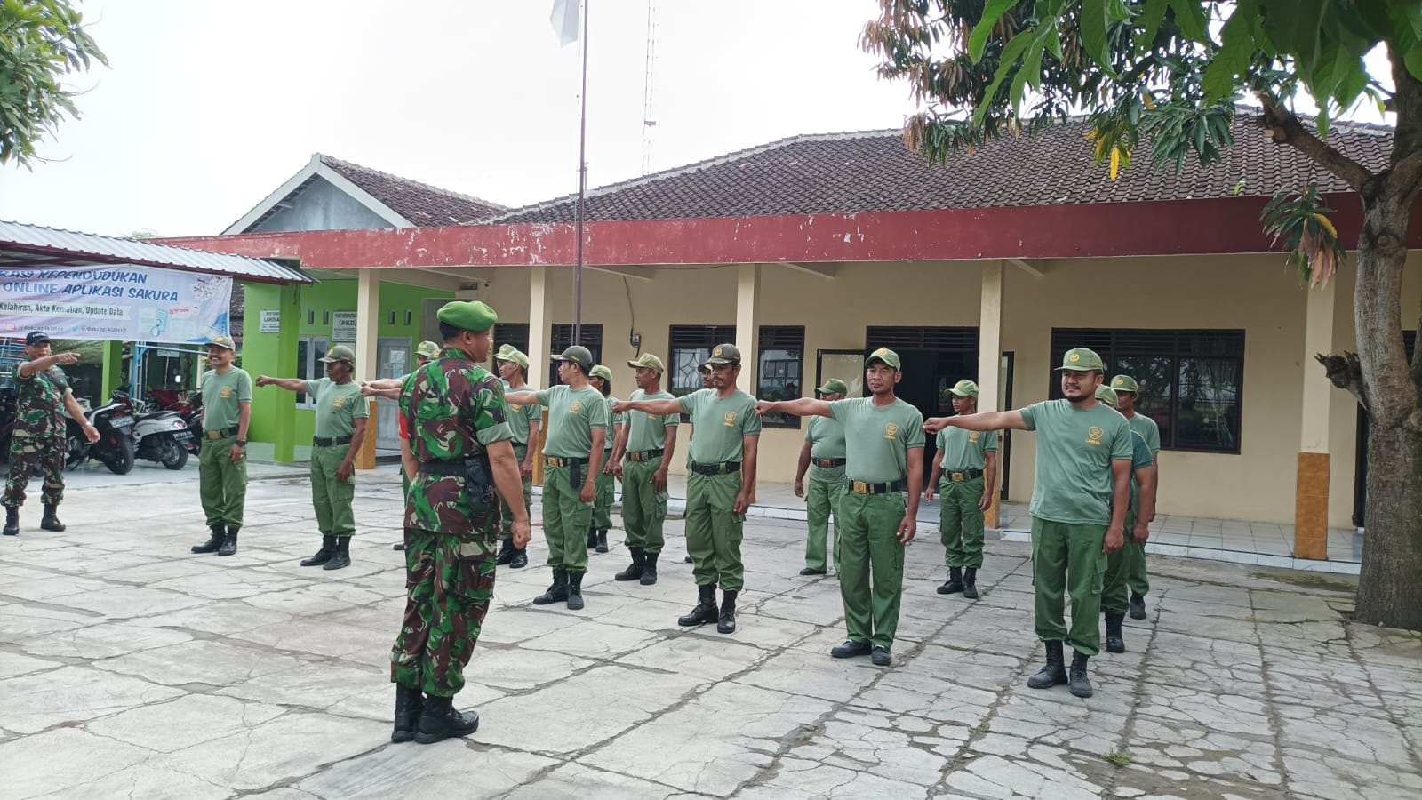 Wujudkan Linmas Yang Tangguh, Babinsa Koramil Wonosari Latih PBB