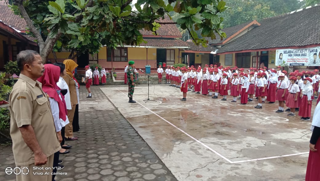 Tanam Nasionalisme, Babinsa Koramil Karangnongko Pimpin Upacara SD Negeri Gemampir