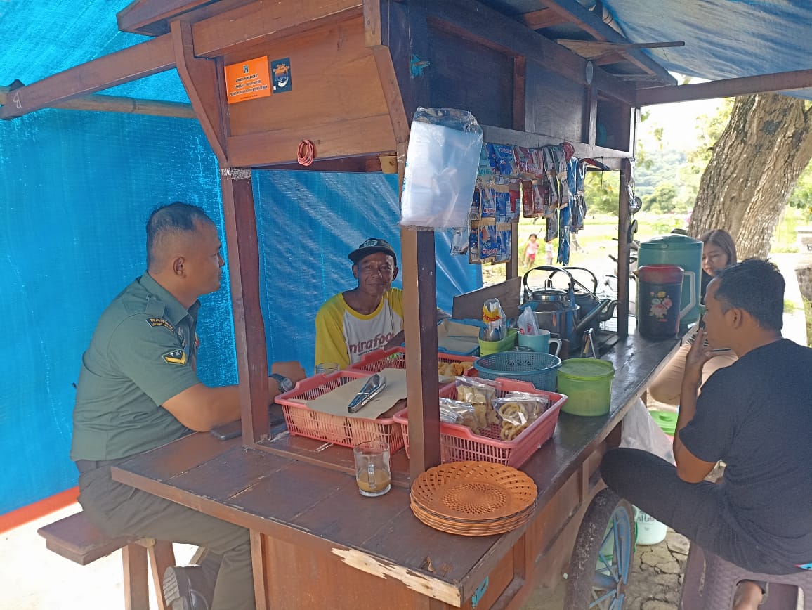 Warung Angkringan Jadi Sasaran Babinsa Koramil Prambanan Dalam Berkomunikasi Dengan Warga Binaan