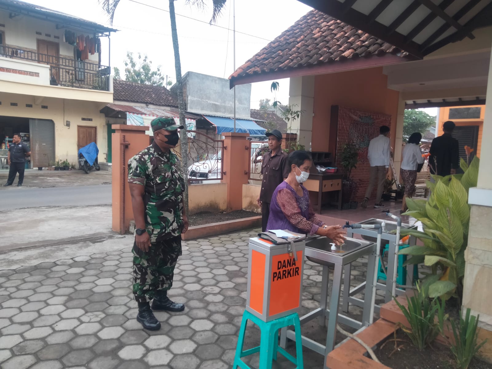 Wujudkan Wilayah Aman Kondusif Babinsa Wonosar Amankan Ibadah Pergantian Tahun