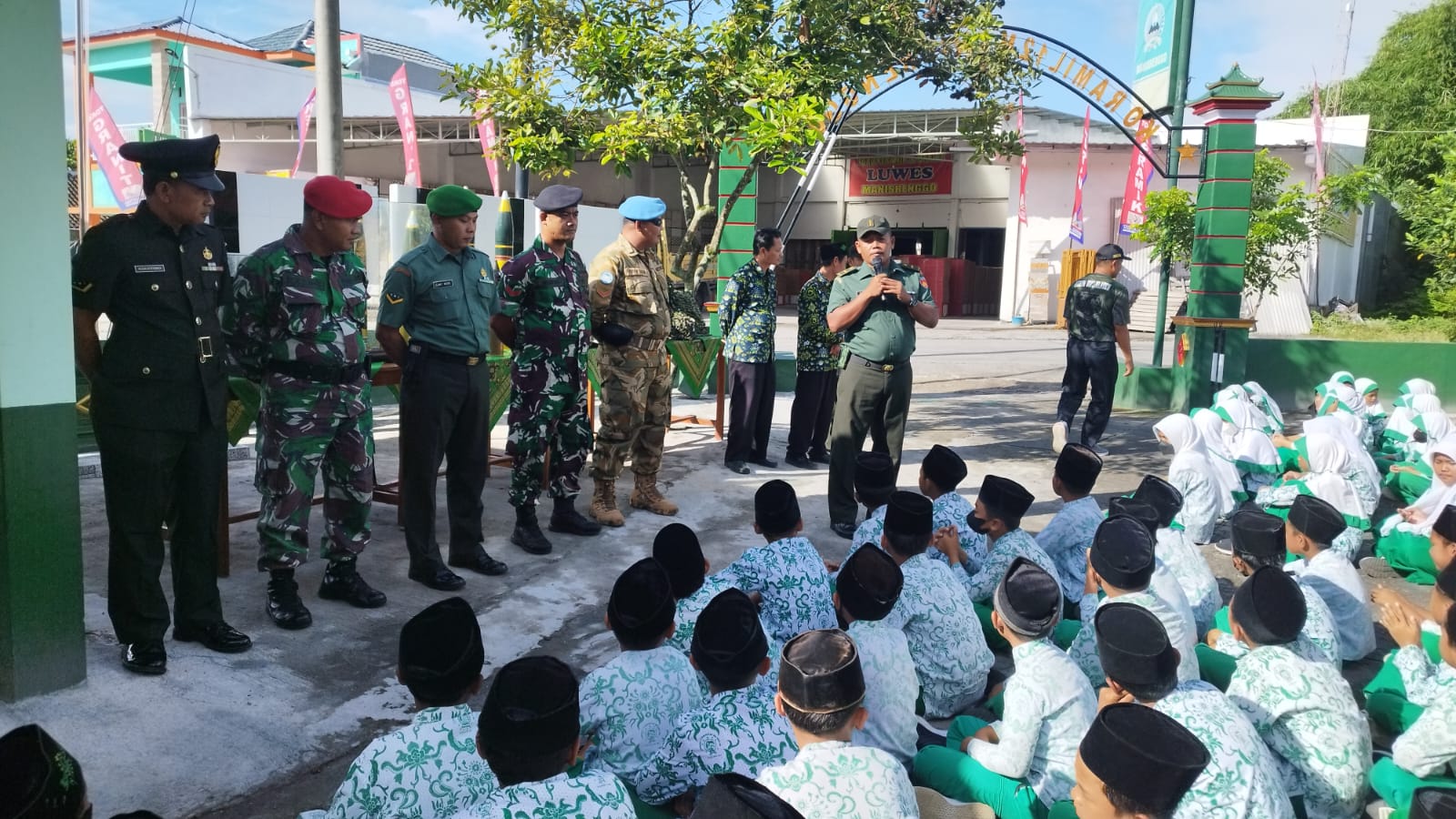 Ratusan Anak Didik MI Ma’Arif Grebek Markas Koramil 12/Manisrenggo.
