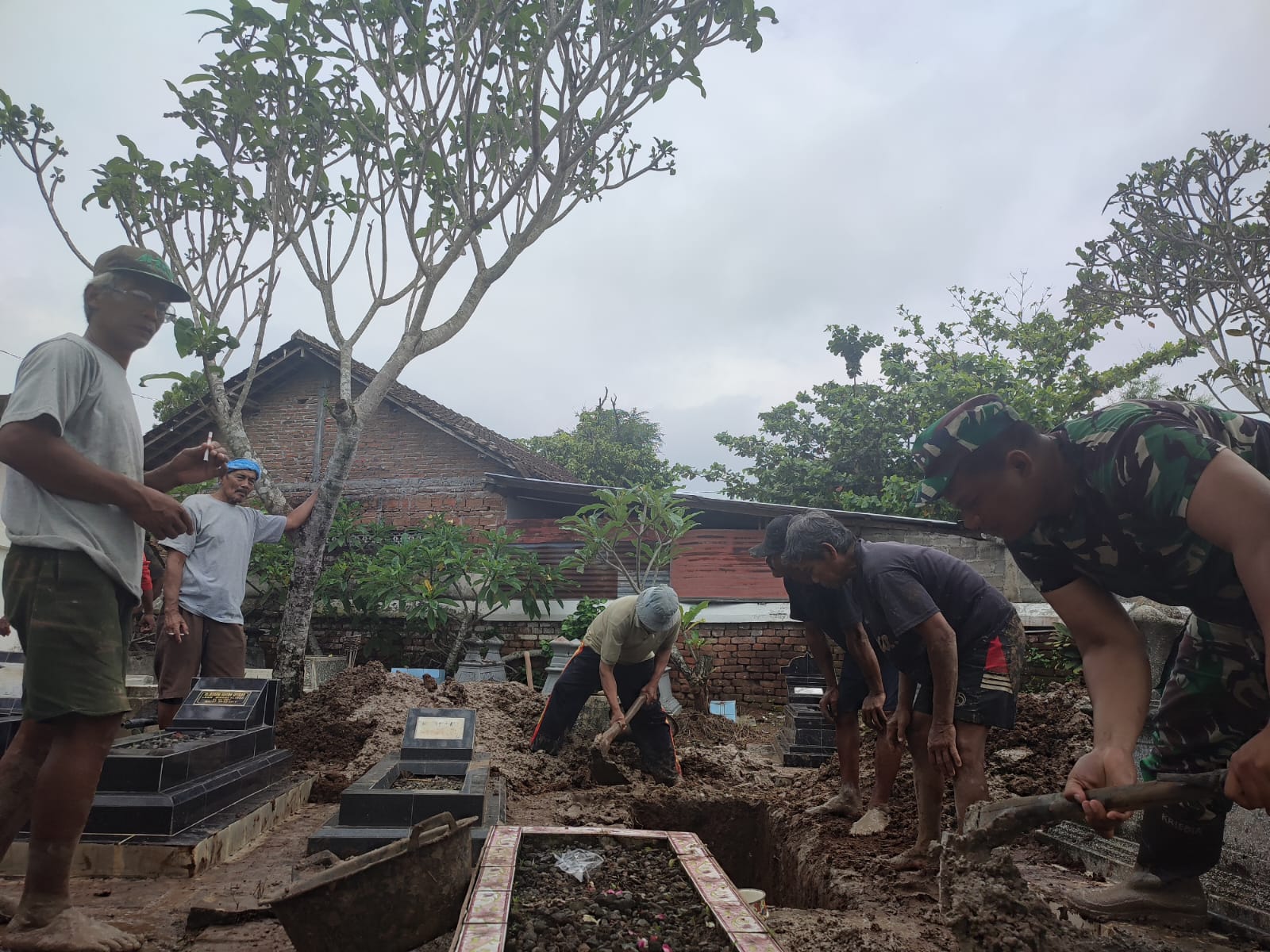 Wujud Peduli, Babinsa Koramil Ceper Gali Kubur Pemakaman Warga Binaan