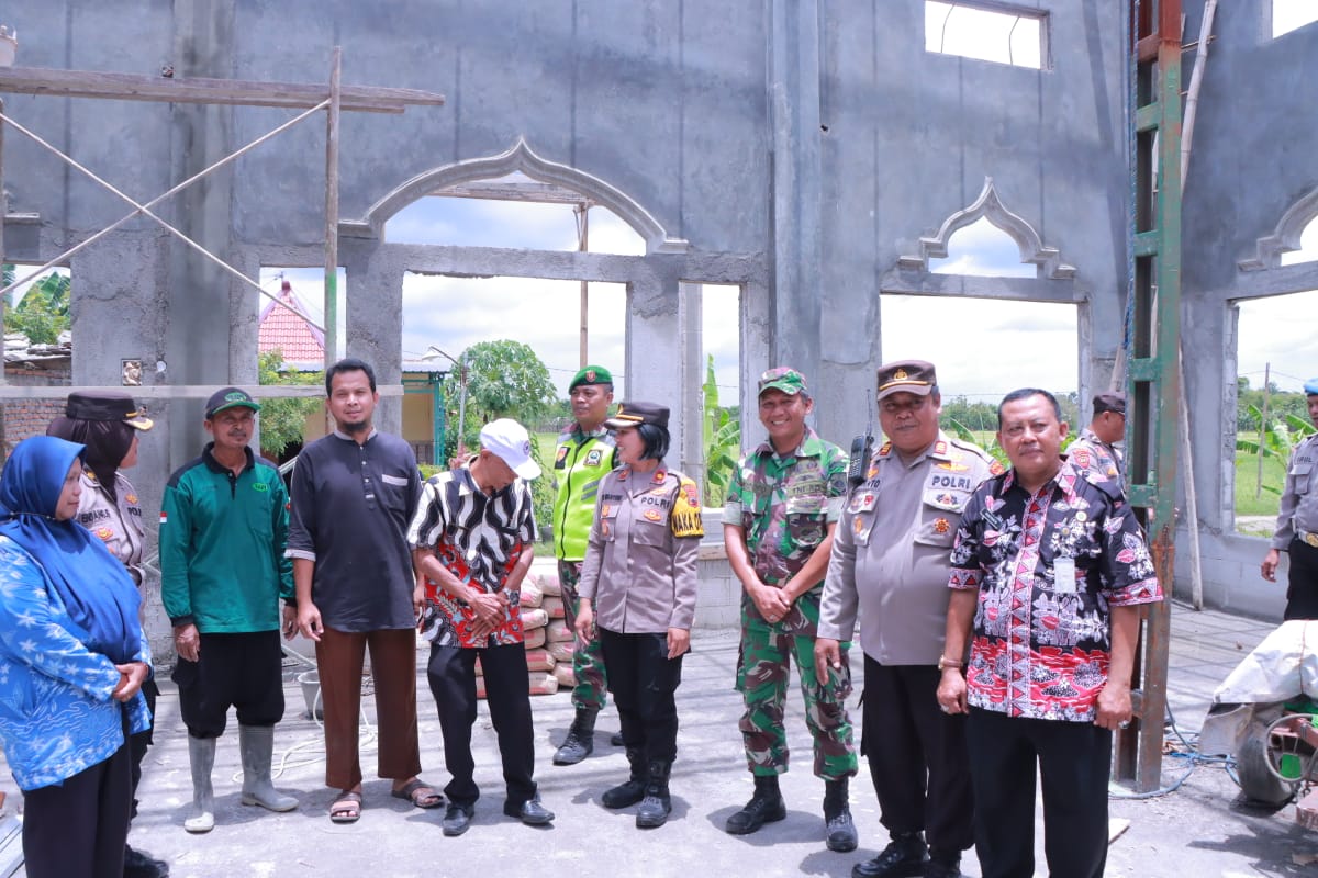 Babinsa Wonosari Bersama Bhabinkamtibmas Dampingi Penyaluran Bansos Di wilayah Binaan