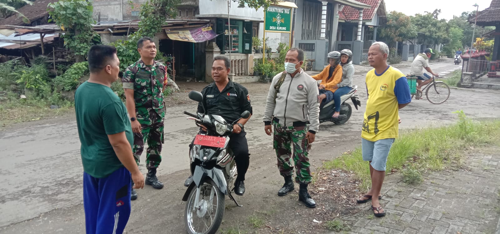 Babinsa Koramil Ceper Komsos Bersama Kepala Desa Dan Warga