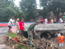 Cegah Banjir, Babinsa Wonosari Bersihkan Sungai Wilayah Binaan