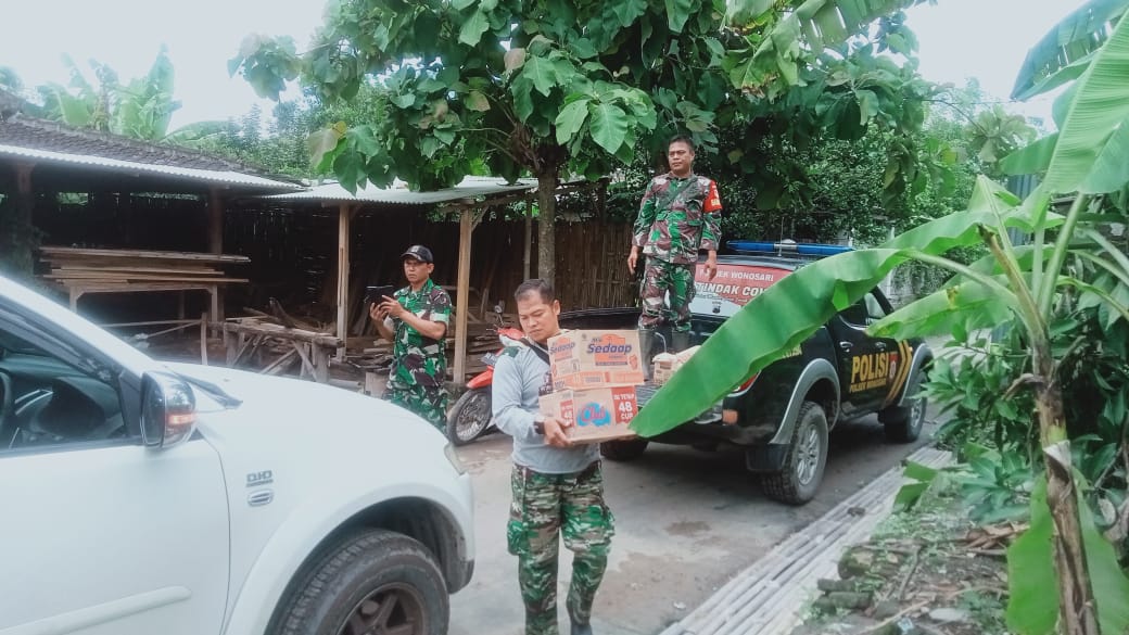 Danramil Wonosari Bersama Muspika Salurkan Bantuan Sembako Ke Warga Terdampak Banjir