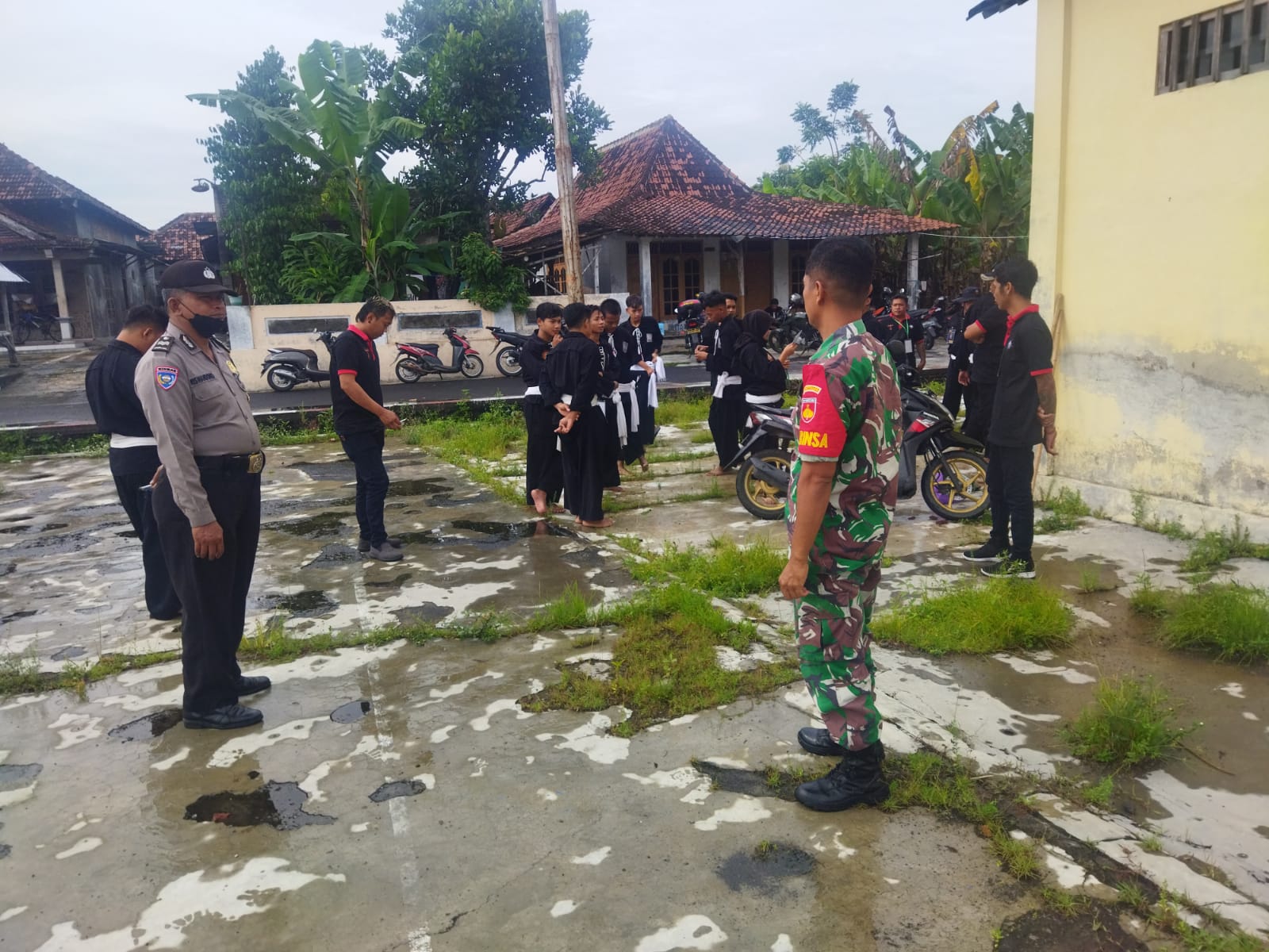 Himbau Kamtibmas, Babinsa Cawas bersama Bhabinkamtibmas Hadiri Tes Kenaikan Sabuk Siswa PSHT