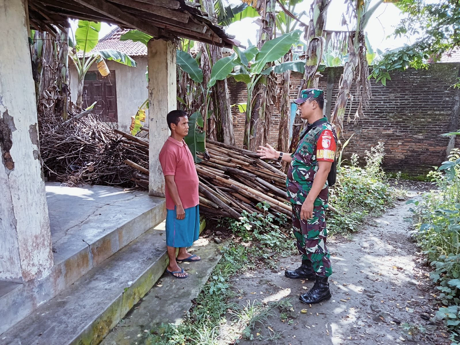 Bercengkramanya Babinsa Koramil Ceper Saat Datangi Warga