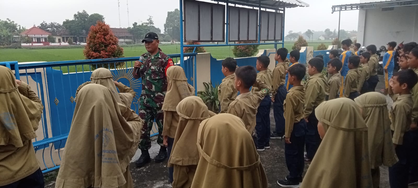 Berikan Karakter Displin, Babinsa Karangdowo Bekali Wasbang Siswa MIM Tegalampel