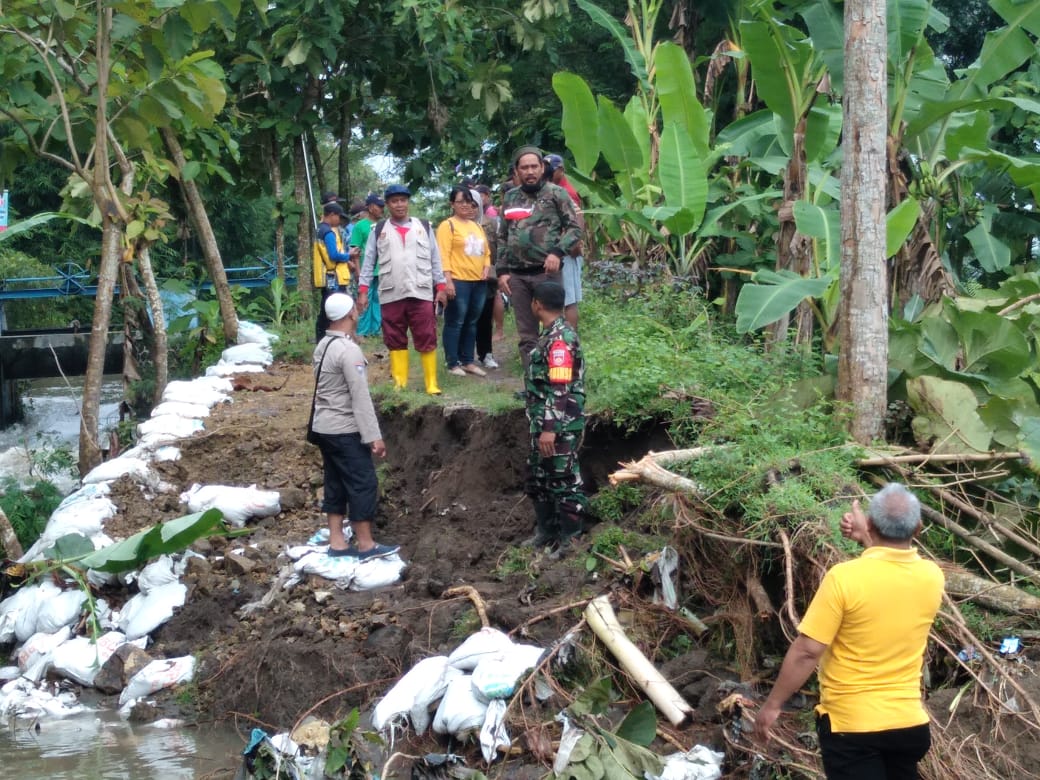 Babinsa Koramil Wedi Bersama Forkopimcam Pantau Tanggul Pasca Jebol