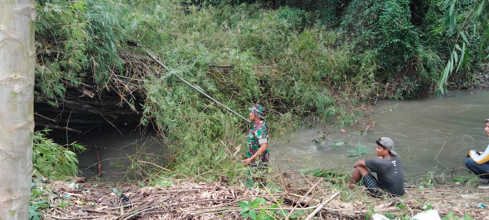 Rumpun Bambu Tutupi Sungai Pasungan, Babinsa Ceper Bersihkan Bersama Warga