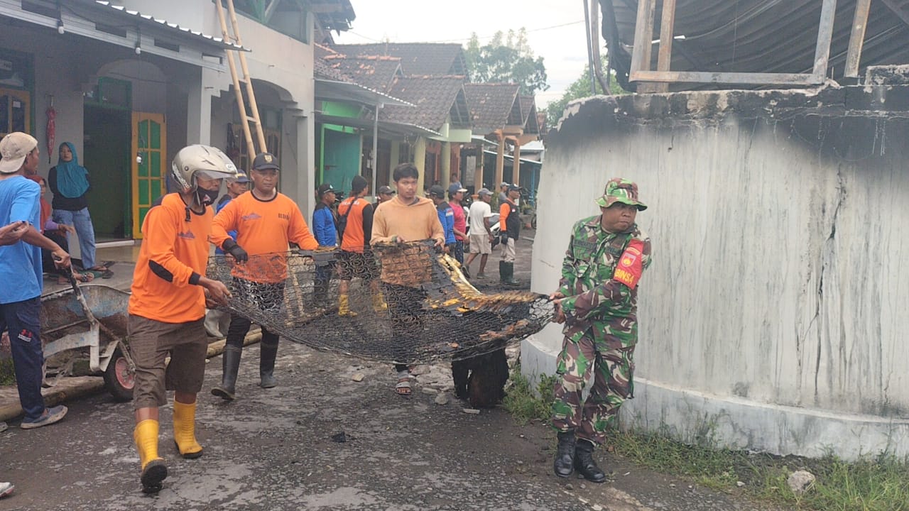 Babinsa Koramil 09 Prambanan Bantu Warga Bersihkan Puing Puing Pasca Kebakaran