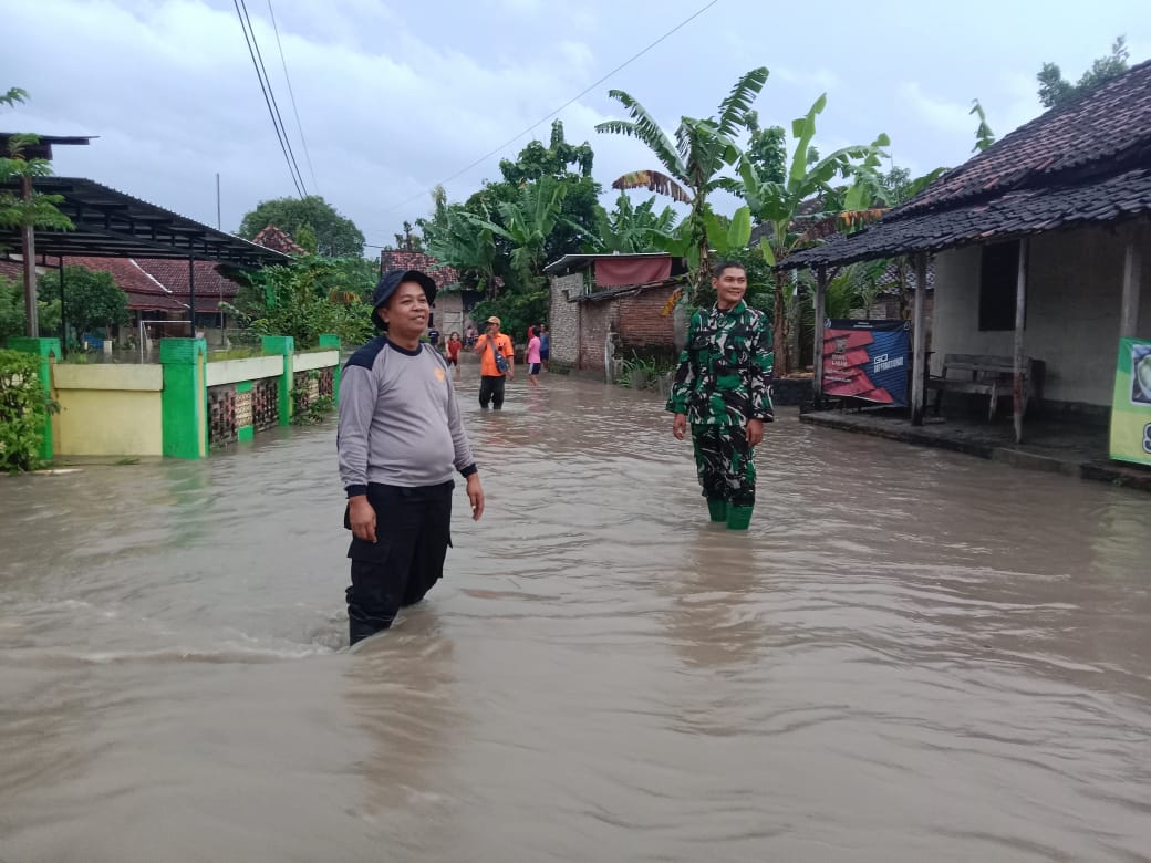 Babinsa Karangdowo Pantau Langsung Wilayah Binaan Terdampak Banjir