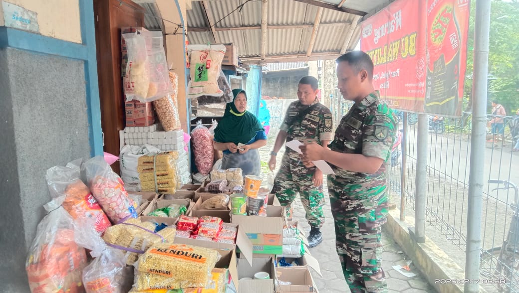 Babinsa Ceper Sambang Ke Pasar Cek Harga Sembako Di Masyarakat