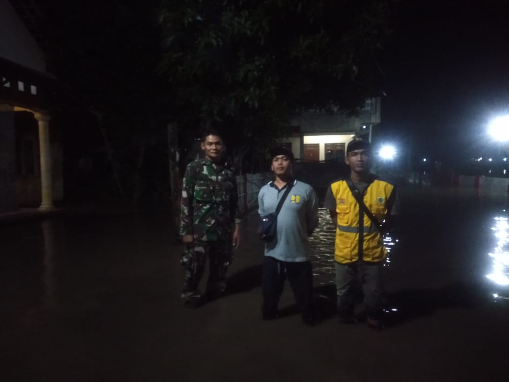 Curah Hujan Tinggi, Babinsa Koramil Karangdowo Pantau Wilayah Terkena Banjir