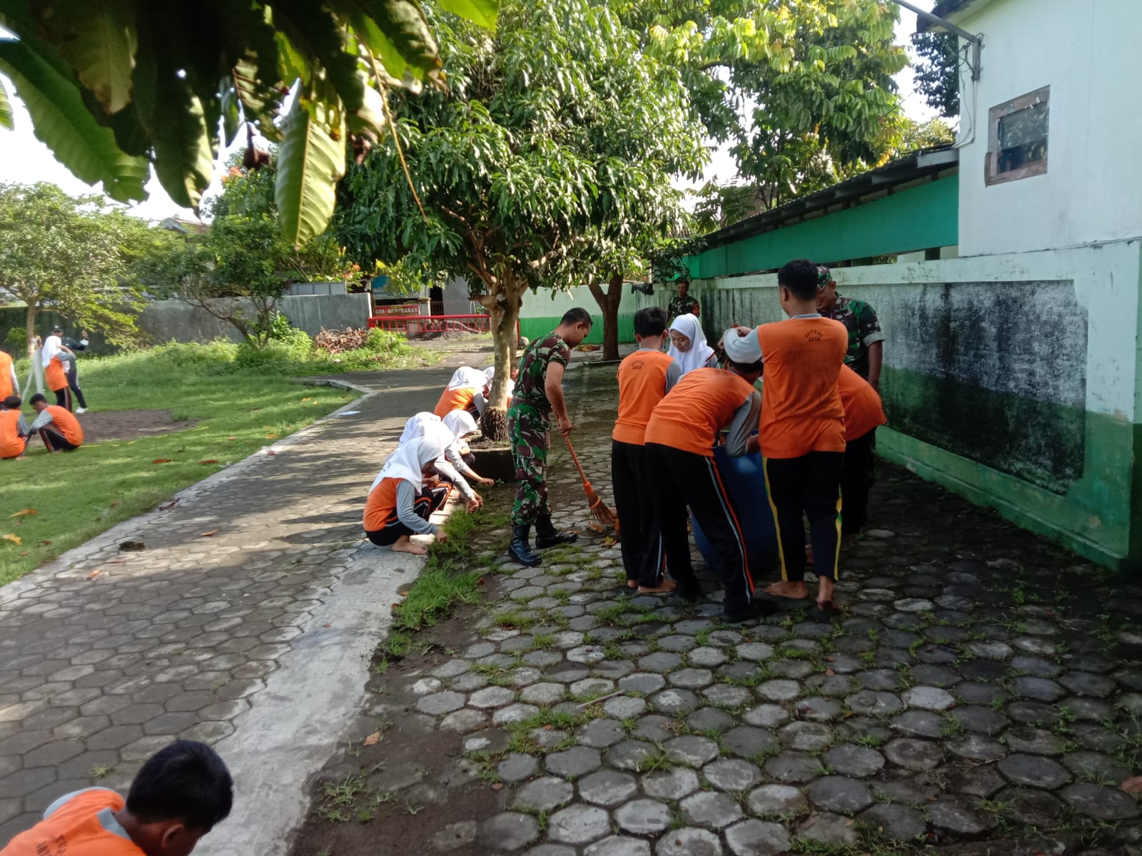 Upaya Jaga Kebersihan, Anggota Koramil Wonosari Ajak Siswa Siswi Bersihkan Lingkungan
