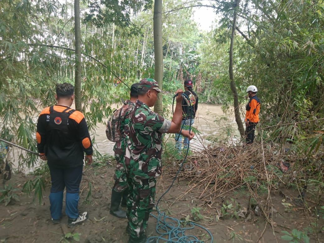 Diduga Hanyut Di Sungai, Babinsa Koramil Karangdowo Lakukan Susur Sungai Bersama Relawan