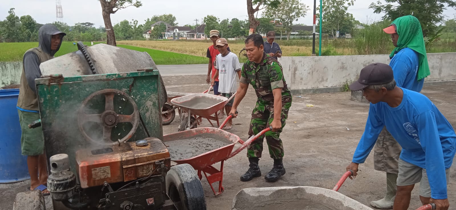 Wujud Kemanunggalan, Babinsa Wonosari Bantu Rehab Gedung Balai Desa Jelobo