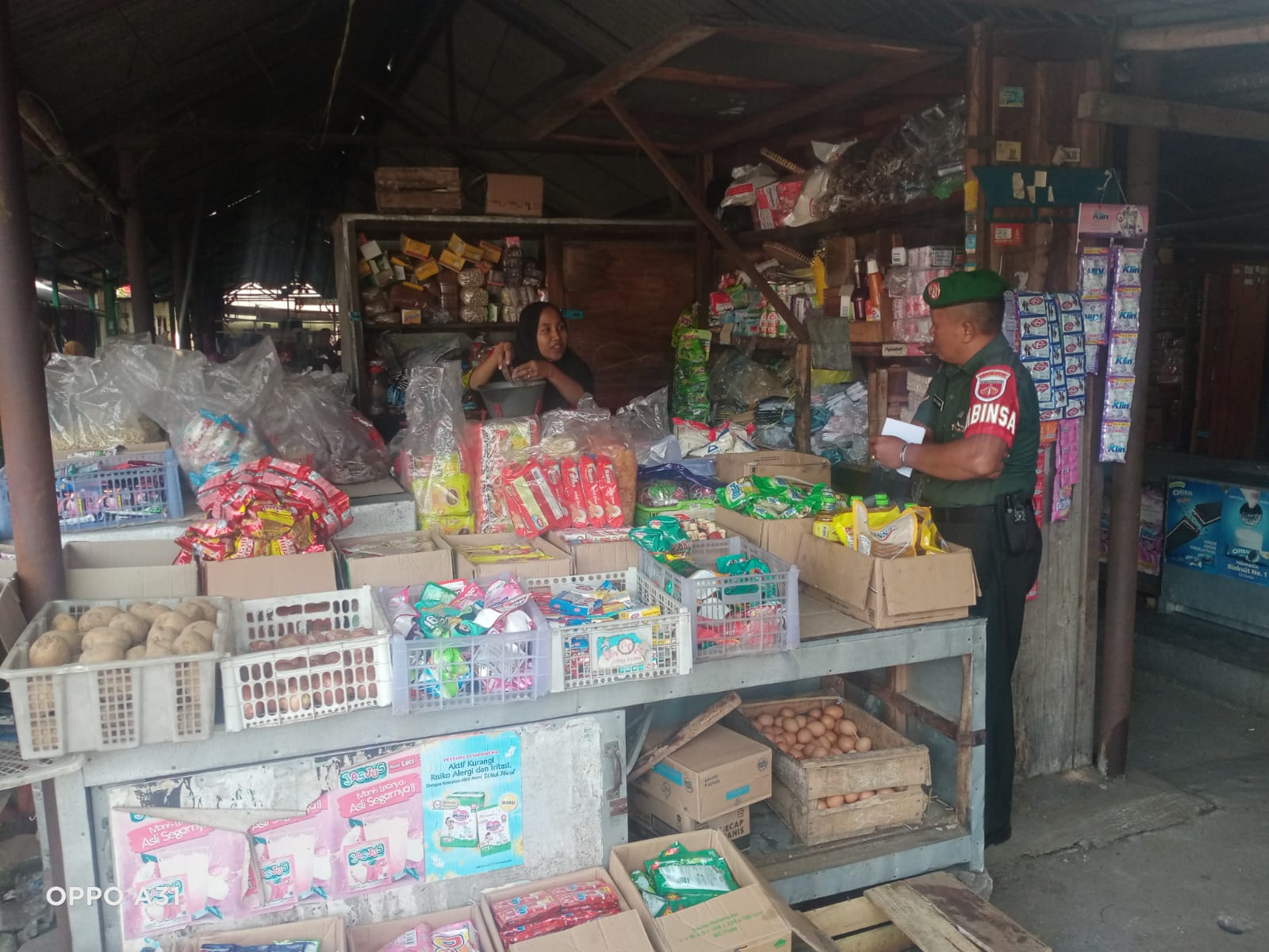 Babinsa Koramil Prambanan Sambangi Pasar Tradisional Pantau Harga Kebutuhan Pokok