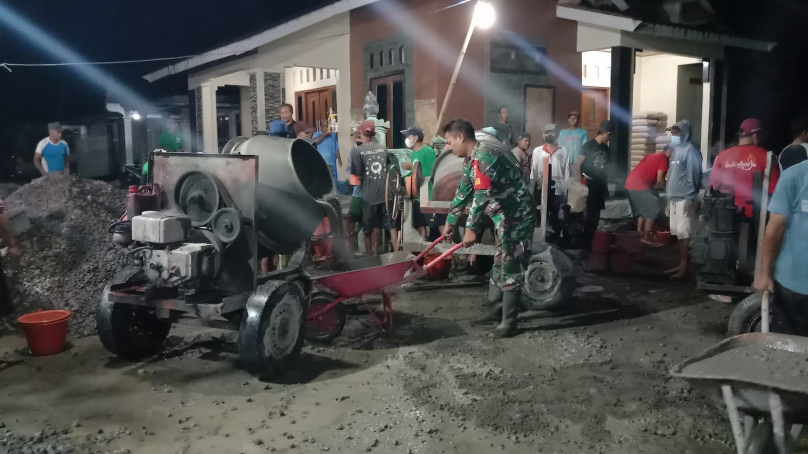 Wujudkan Kemanunggalan TNI dan Rakyat, Babinsa Wonosari Cor Jalan Bersama Warga