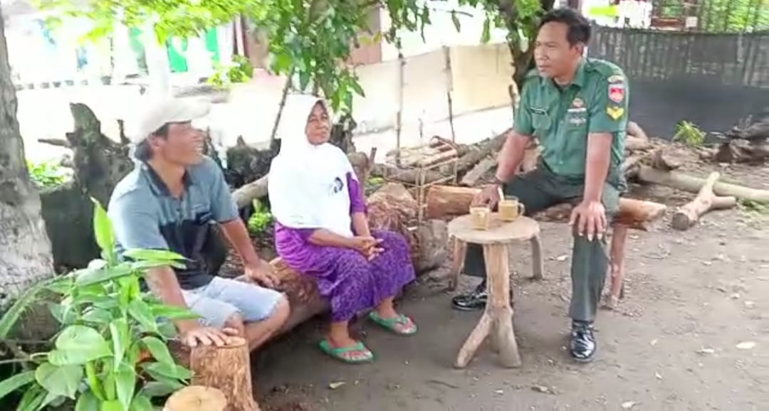 Bercengkrama Babinsa Koramil 09 Prambanan Dengan Warga