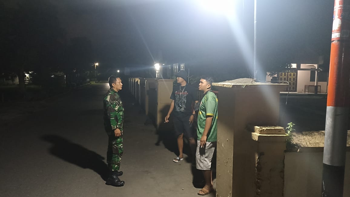 Pantau kondusifitas wilayah, Babinsa Prambanan Lakukan Patroli Malam