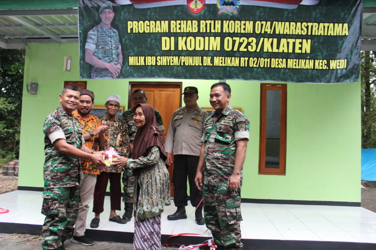 Keren Banget !!! TNI Rehab Rumah Mbah Sihyem