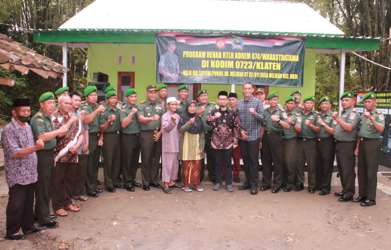 Ust Adi Hidayat Bersama Danrem 074 Tinjau Rumah Mbah Sihyem