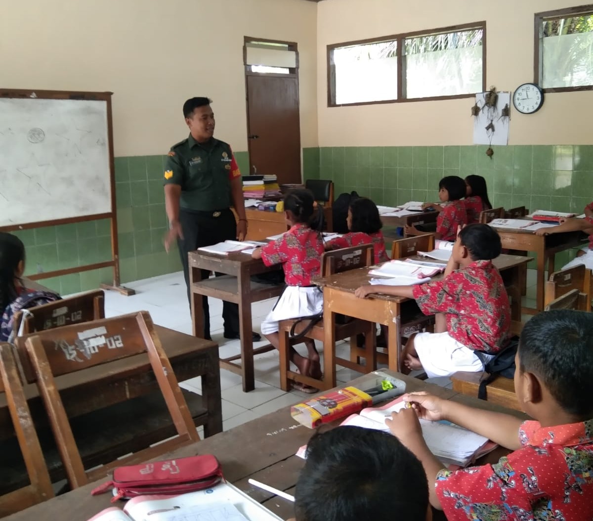 Berikan Wasbang, Babinsa Koramil Jatinom Temui Pelajar SD Negeri 2 Randulanang