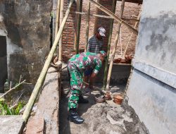 Babinsa Wonosari Gotong Royong Bangun Rumah Warga Binaan   