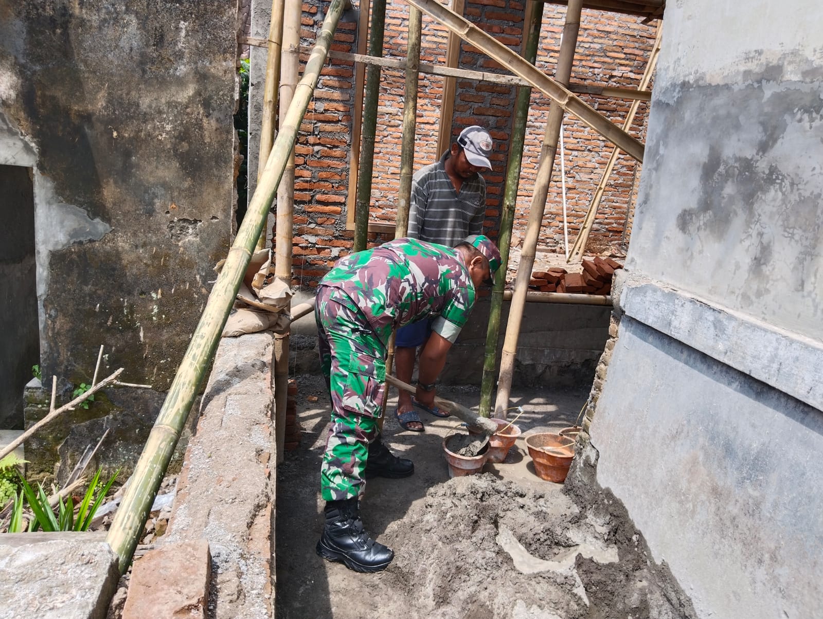 Babinsa Wonosari Gotong Royong Bangun Rumah Warga Binaan   