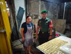 Berkah Ramadhan, Babinsa Koramil Prambanan Datangi Pedagang Takjil