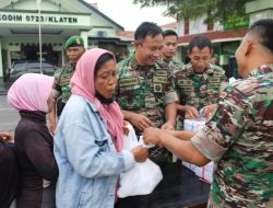 Wujud Amaliyah Ramadhan, Kodim 0723/Klaten Bagikan Takjil untuk Berbuka Puasa
